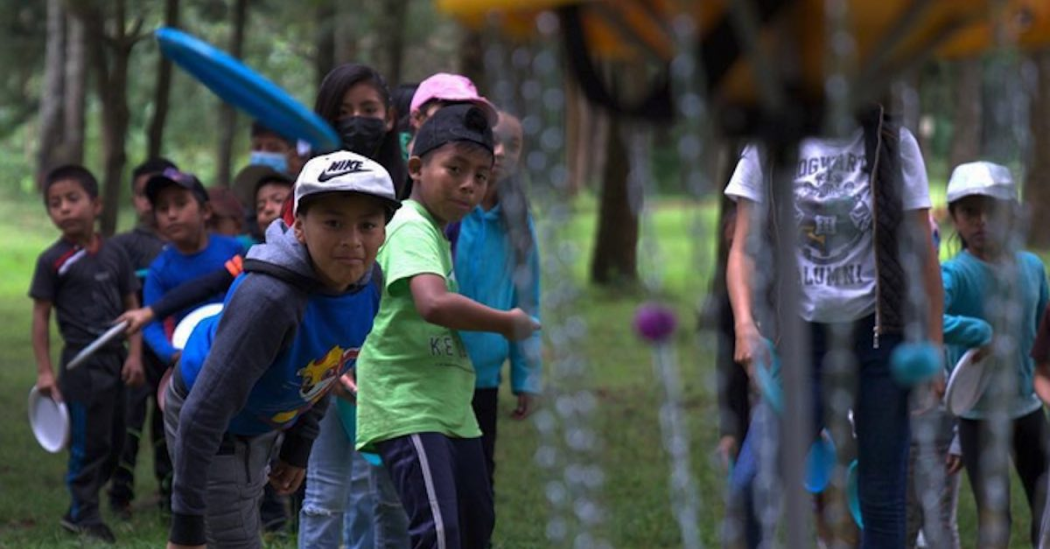 A disc golf clinic in Santa María de Jesús